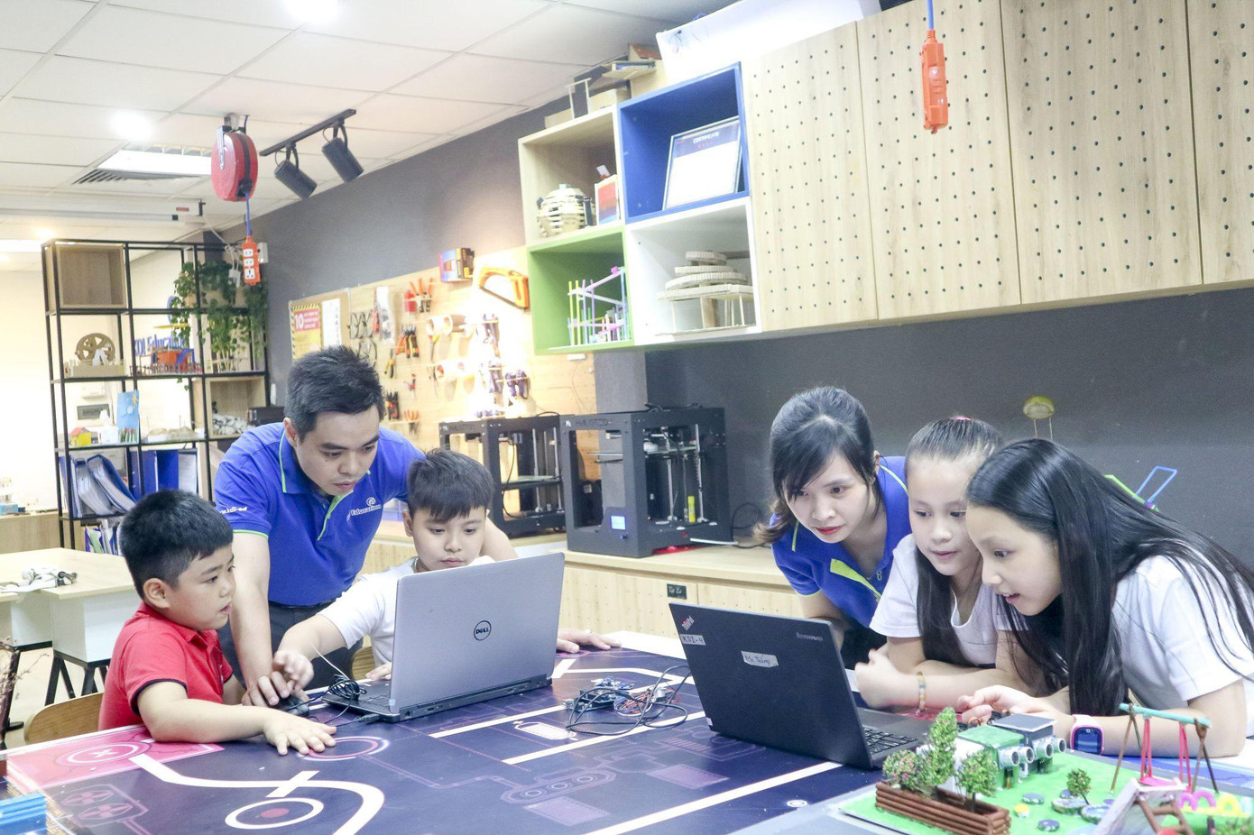 Thầy cô KDI Education hướng dẫn các em học sinh học lập trình.