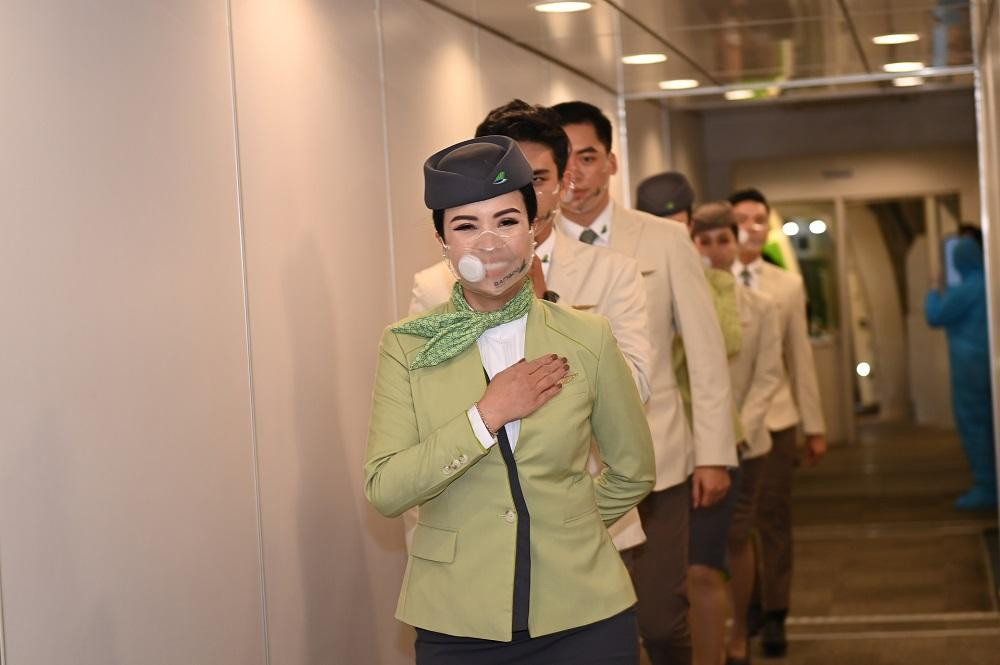 Để khai thác chuyến bay Việt Nam – Ba Lan, Bamboo Airways sử dụng dòng tàu bay thân rộng có tầm bay lớn nhất hiện nay của hãng là Boeing 787-9 Dreamliner. Hãng bay cũng chuẩn bị kĩ lưỡng các dịch vụ trên không để phục vụ 02 suất ăn với định lượng gia tăng, nước uống và khẩu trang cung cấp cho hành khách, giúp đảm bảo sức khỏe tối đa cho bà con kiều bào trong hành trình bay hồi hương.