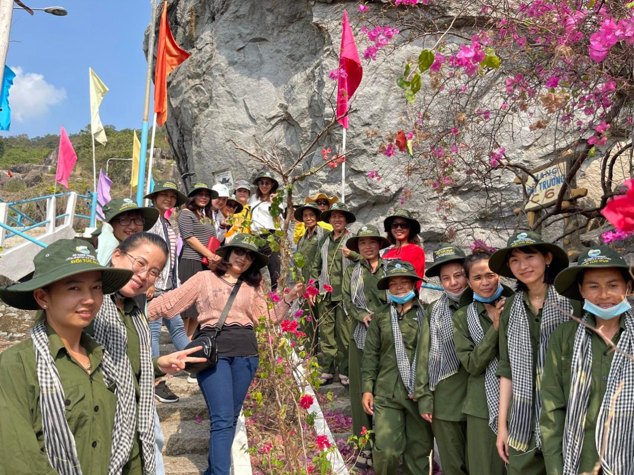 Đoàn khách hóa thân thành các cô thanh niên xung phong kiên cường