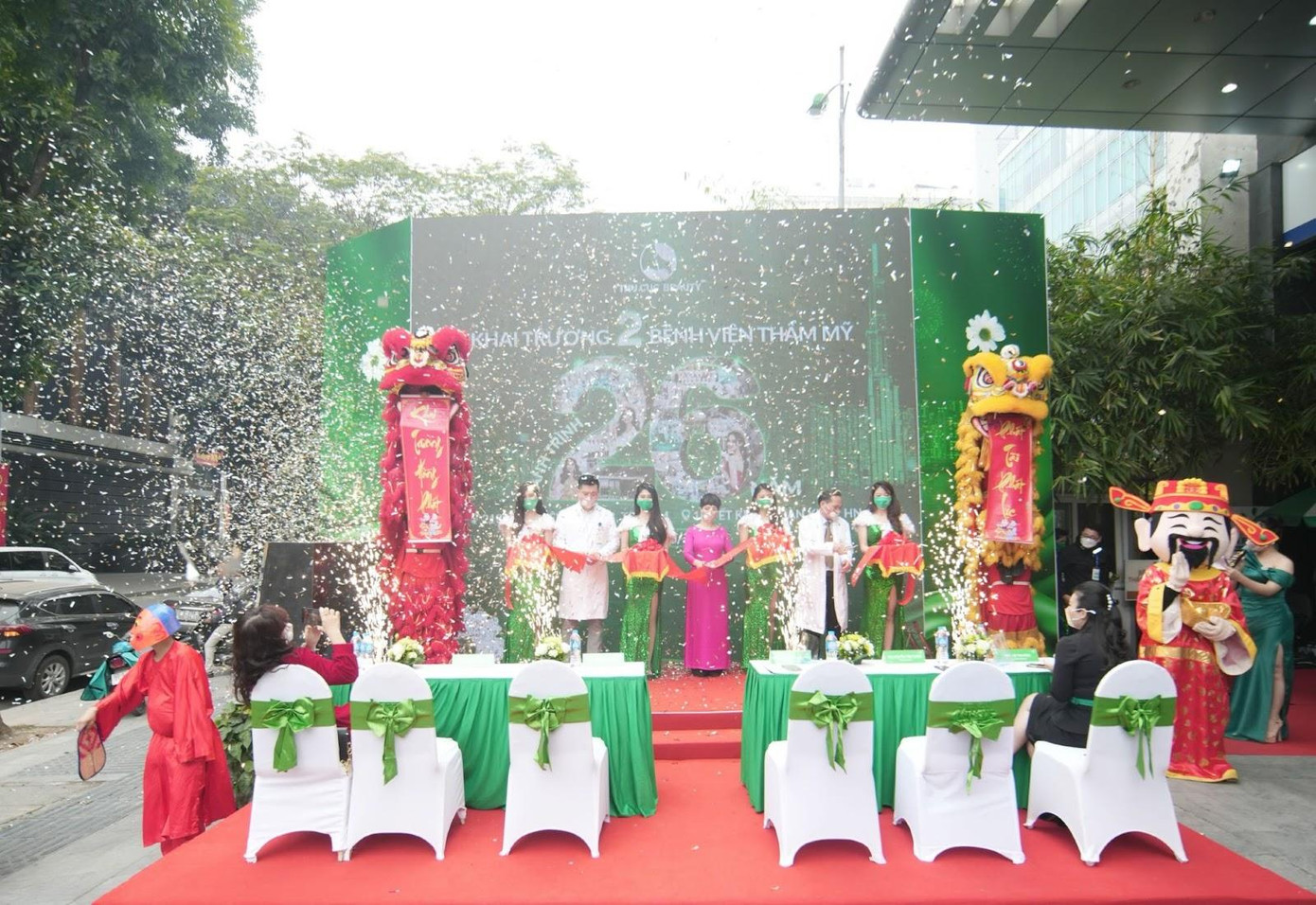 Cùng với đó, hệ thống cũng ra mắt song song Bệnh viện Thẩm mỹ Thu Cúc tại Hà Nội được trang bị máy móc hiện đại và đội ngũ chuyên gia hàng đầu Việt Nam.