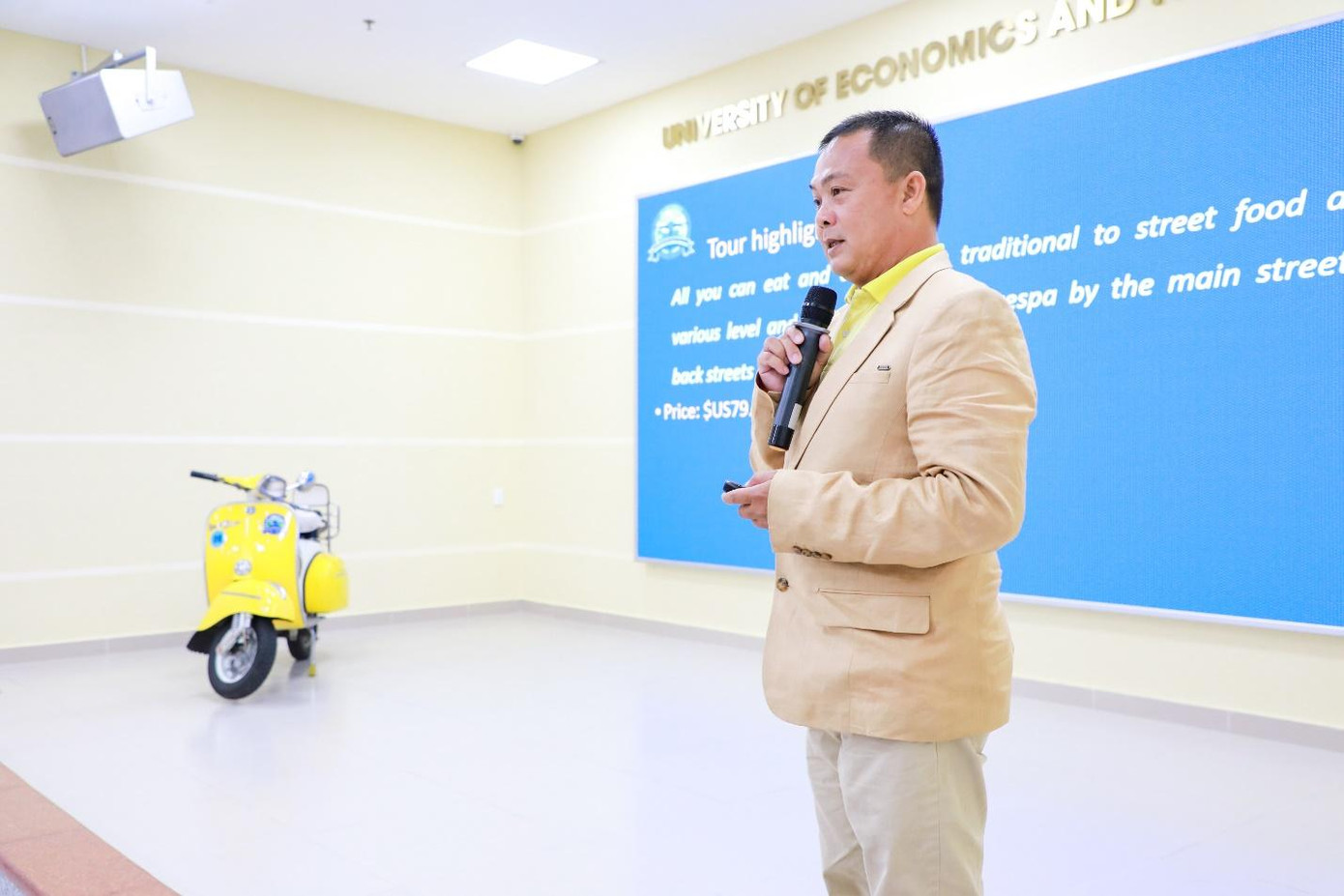 Chương trình Saigon Vespa Tour, một trong những “lớp học thực tế” độc đáo của UEF