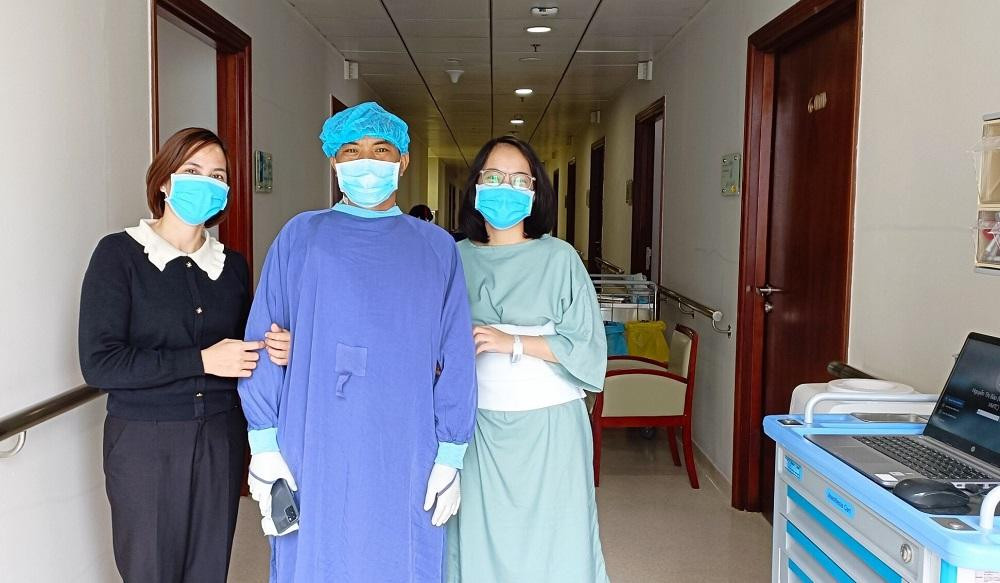 Cháu Nguyễn Thị Thùy Linh - con gái và là người cho bố gan (thứ 2 từ trái sang) dù hiến tối đa trọng lượng gan cho phép cũng đã nhanh chóng hồi phục và trở lại sinh hoạt học tập bình thường. (Ảnh: Gia đình cung cấp) Cháu Nguyễn Thị Thùy Linh - con gái và là người cho bố gan (thứ 2 từ trái sang) dù hiến tối đa trọng lượng gan cho phép cũng đã nhanh chóng hồi phục và trở lại sinh hoạt học tập bình thường. (Ảnh: Gia đình cung cấp)