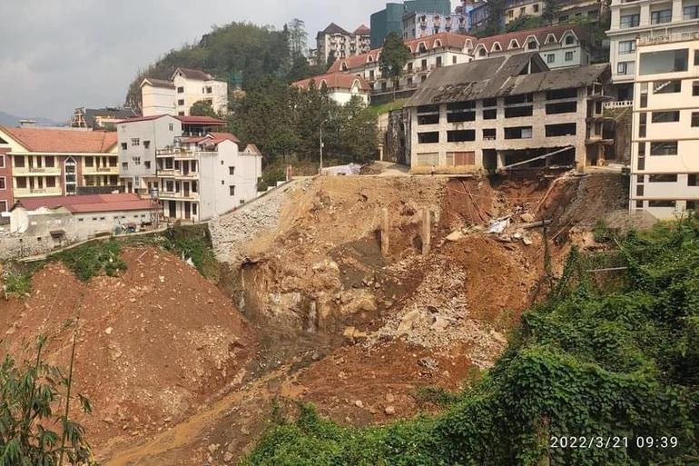 Hiện trường vụ sạt lở đất cạnh khách sạn đang xây dựng ở thị xã Sa Pa (Ảnh: Trung Kiên).