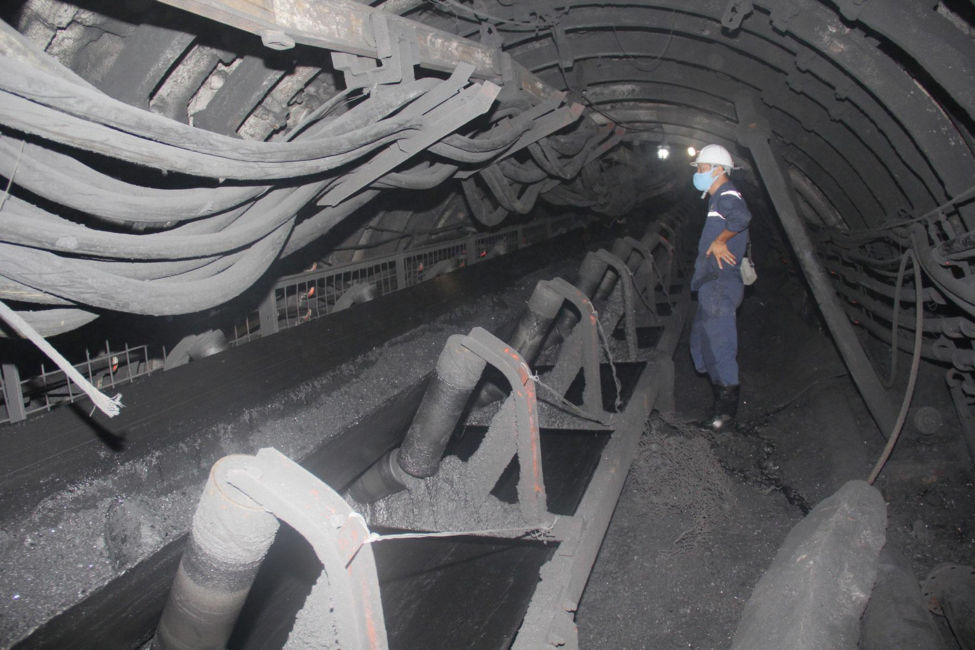 Nhiều đơn vị sản xuất than hầm lò đã đầu tư hệ thống điều khiển tự động hóa các tuyến băng tải vận chuyển than trong lò Nhiều đơn vị sản xuất than hầm lò đã đầu tư hệ thống điều khiển tự động hóa các tuyến băng tải vận chuyển than trong lò