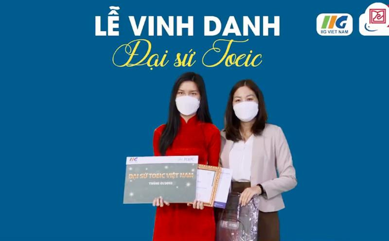 Bà Nguyễn Thị Lan Anh - Đại diện IIG Việt Nam chi nhánh Đà Nẵng trao Chứng nhận Đại sứ TOEIC và quà cho Khánh Nhi