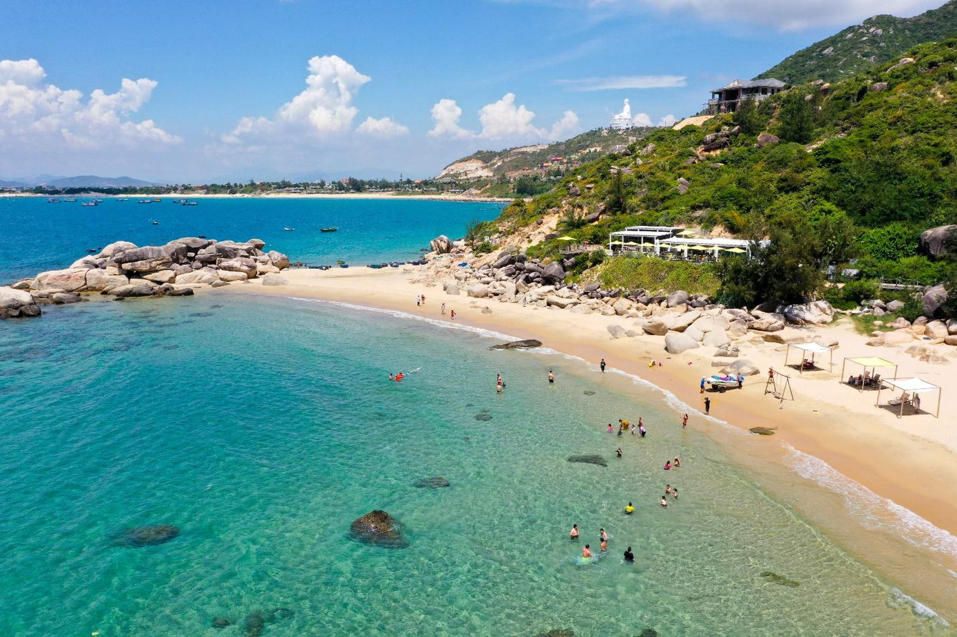 Bãi biển xanh trong như Maldives cùng cảnh sắc thiên nhiên đa dạng làm nên sức hấp dẫn khó cưỡng của Quy Nhơn.