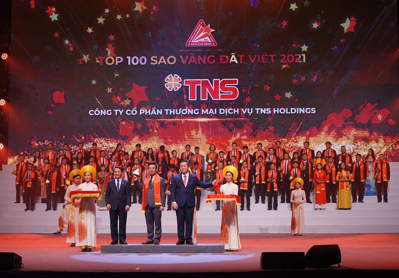 Đại diện Công ty CP Thương mại Dịch vụ TNS Holdings tại lễ trao giải