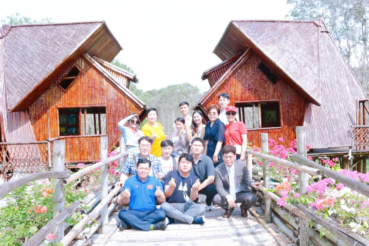 Đoàn doanh nghiệp Hàn Quốc check-in cầu tre dài nhất Việt Nam