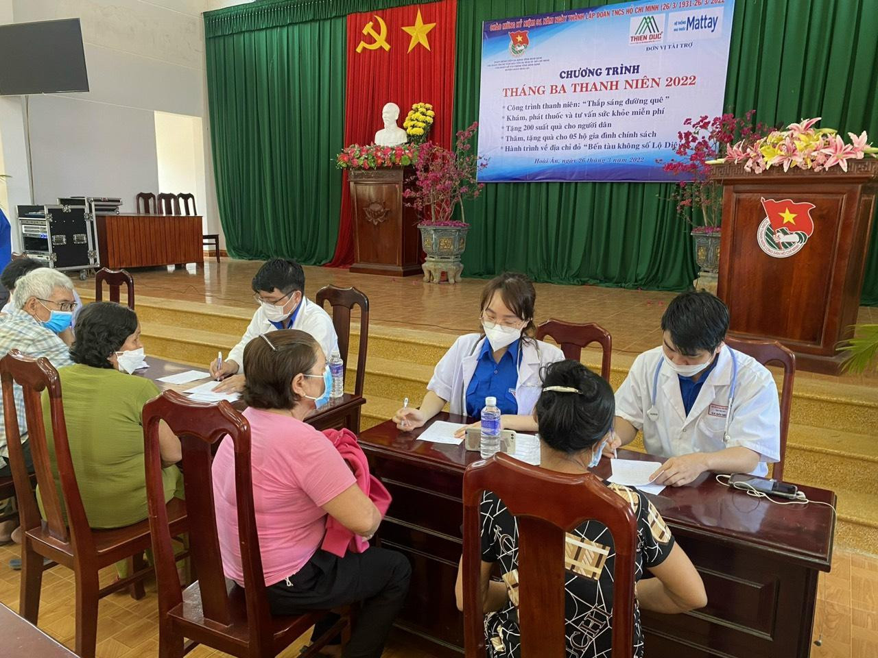 Đoàn Y, bác Sỹ bệnh viện Tỉnh Bình Định thăm khám cấp phát thuốc cho bà con tại xã Ân Tín Đoàn Y, bác Sỹ bệnh viện Tỉnh Bình Định thăm khám cấp phát thuốc cho bà con tại xã Ân Tín