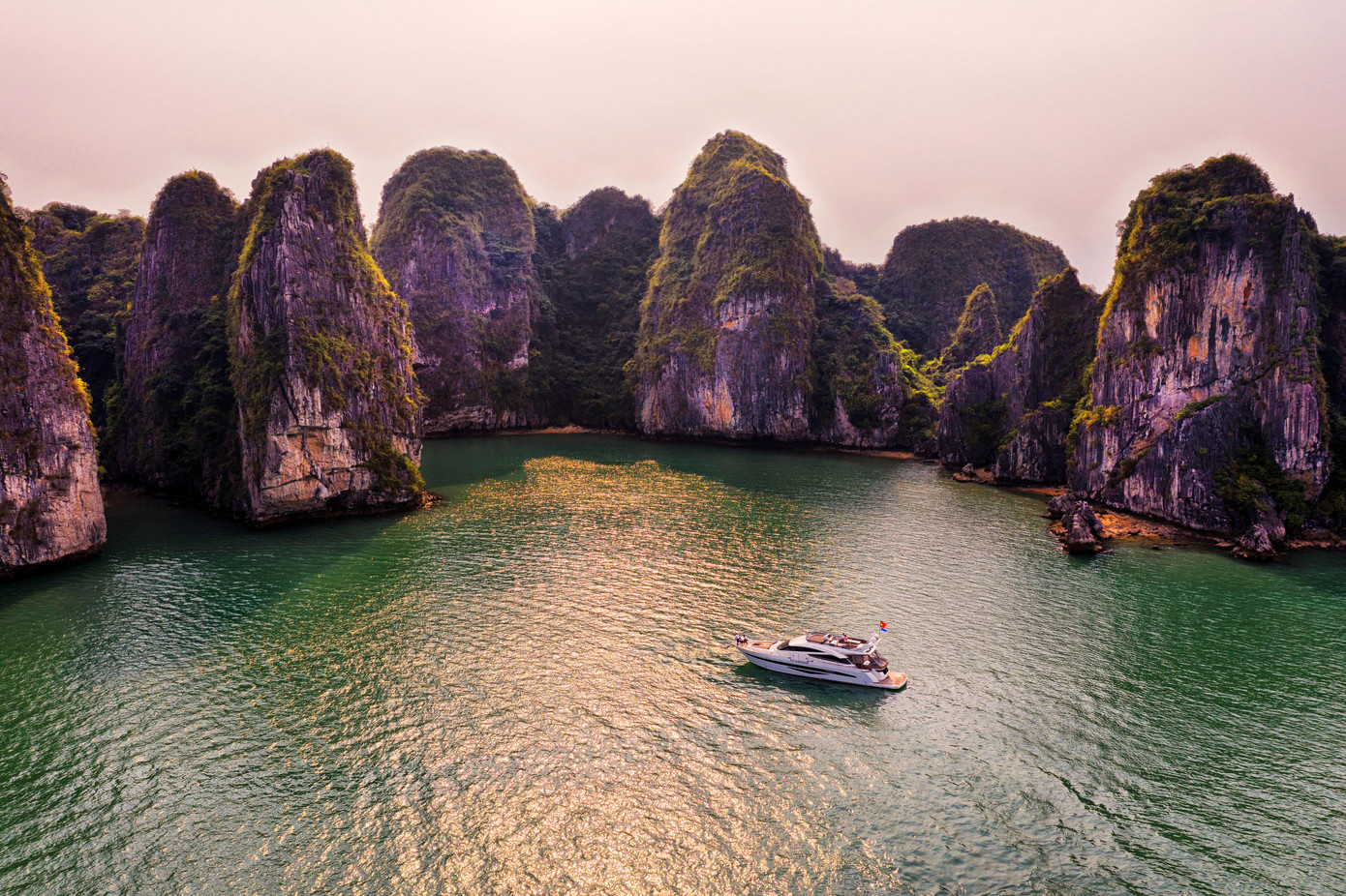“Việt Nam là đất nước đầy nắng và những bãi biển tuyệt đẹp”, theo Stuttgarter Nachrichten.