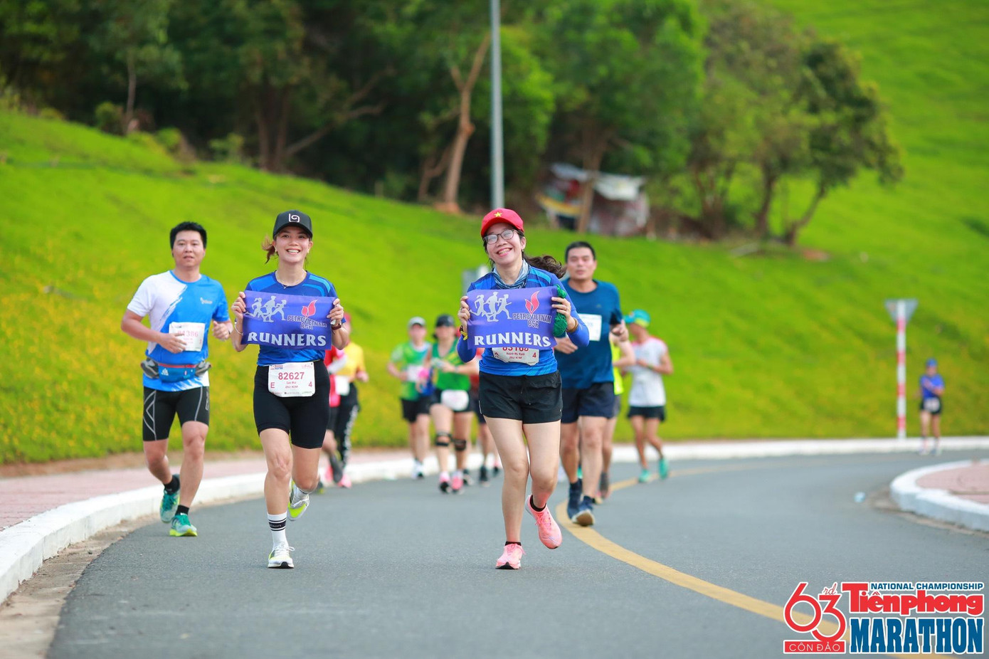 Nguyễn Thị Thuý Mai và Huỳnh Mỹ Hạnh đồng hành cùng nhau tại Marathon Côn Đảo 2022