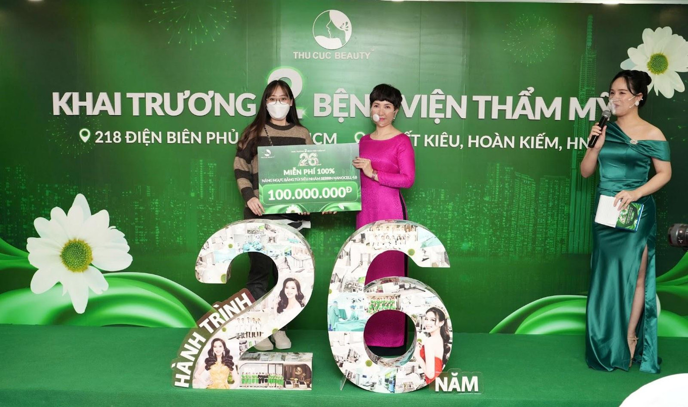 Những vị khách hàng đầu tiên bốc thăm may mắn sở hữu cơ hội làm đẹp 0 đồng