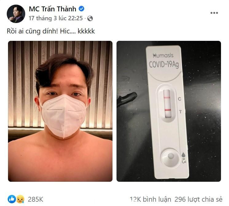 Nam MC báo tin với giọng điệu hài hước: "Rồi ai cũng dính!" cùng kit xét nghiệm nhanh Covid-19.