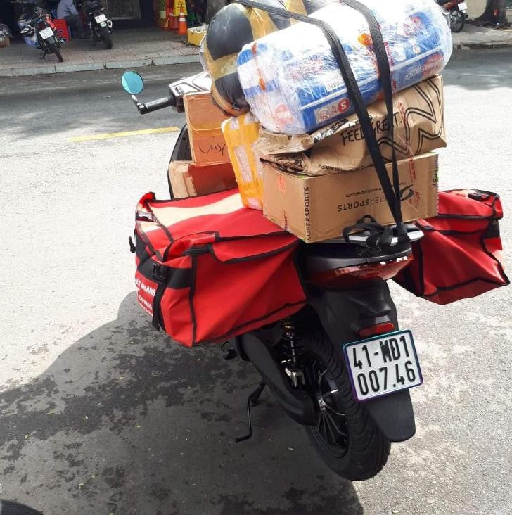 Xe máy điện trở thành “chân ái” cho giới shipper. Ảnh: Dũng Tô/Facebook