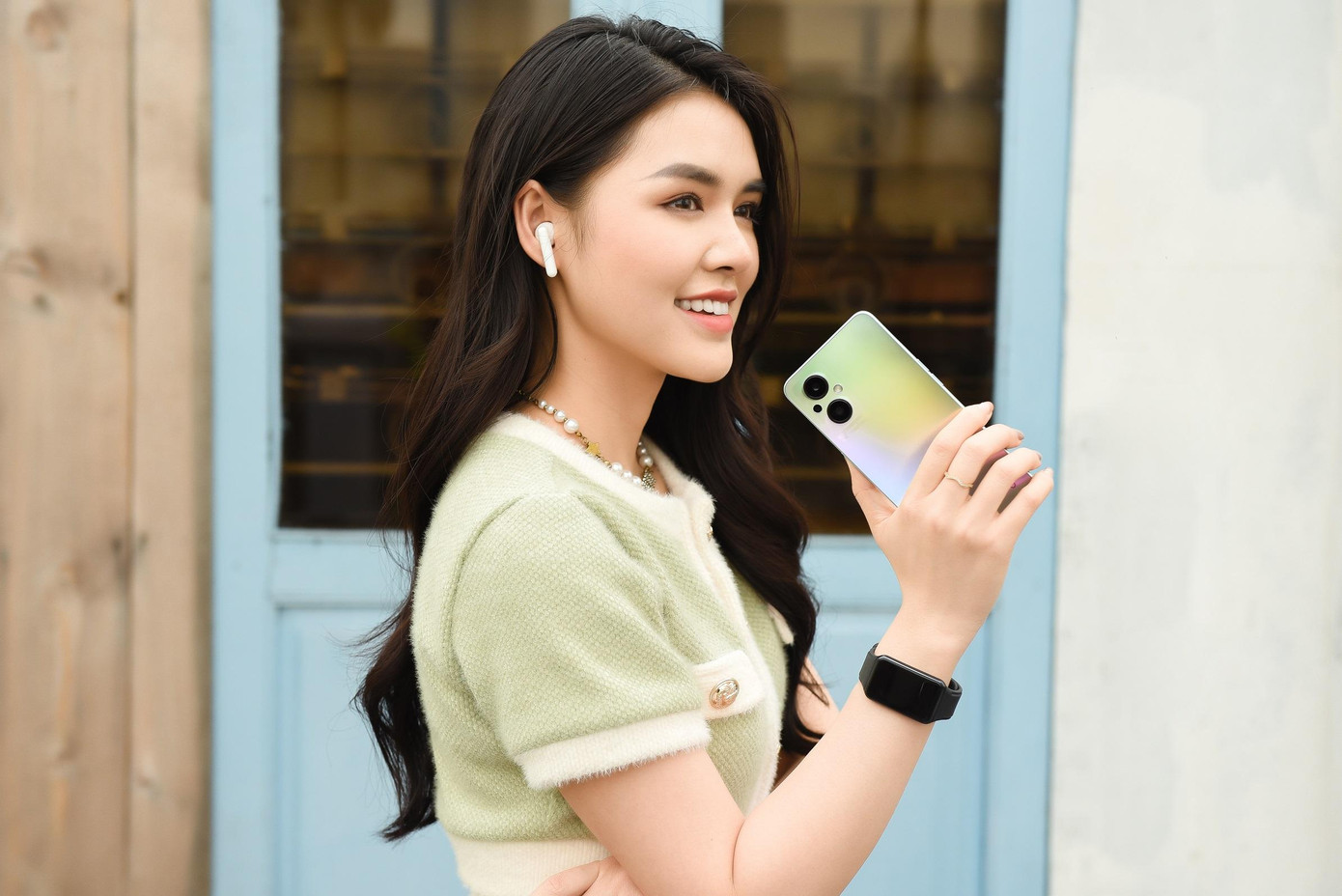 Bên cạnh chiếc smartphone, tai nghe không dây cũng là một phụ kiện công nghệ sành điệu