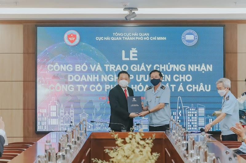 Ông Phan Duy Hiếu (Tổng Giám đốc ACC) nhận giấy Chứng nhận Doanh nghiệp Ưu tiên từ Ông Phan Minh Lê (Phó Cục trưởng Cục Hải quan TPHCM) Ông Phan Duy Hiếu (Tổng Giám đốc ACC) nhận giấy Chứng nhận Doanh nghiệp Ưu tiên từ Ông Phan Minh Lê (Phó Cục trưởng Cục Hải quan TPHCM)