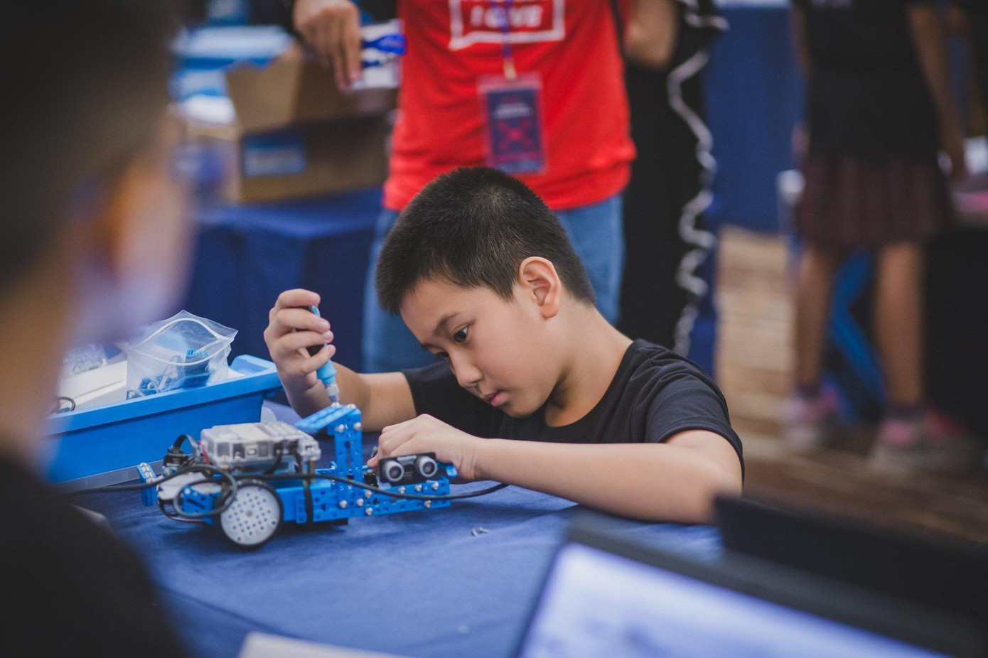 Học sinh đại diện của KDI Education tham dự vòng chung kết Make X Vietnam 2019.