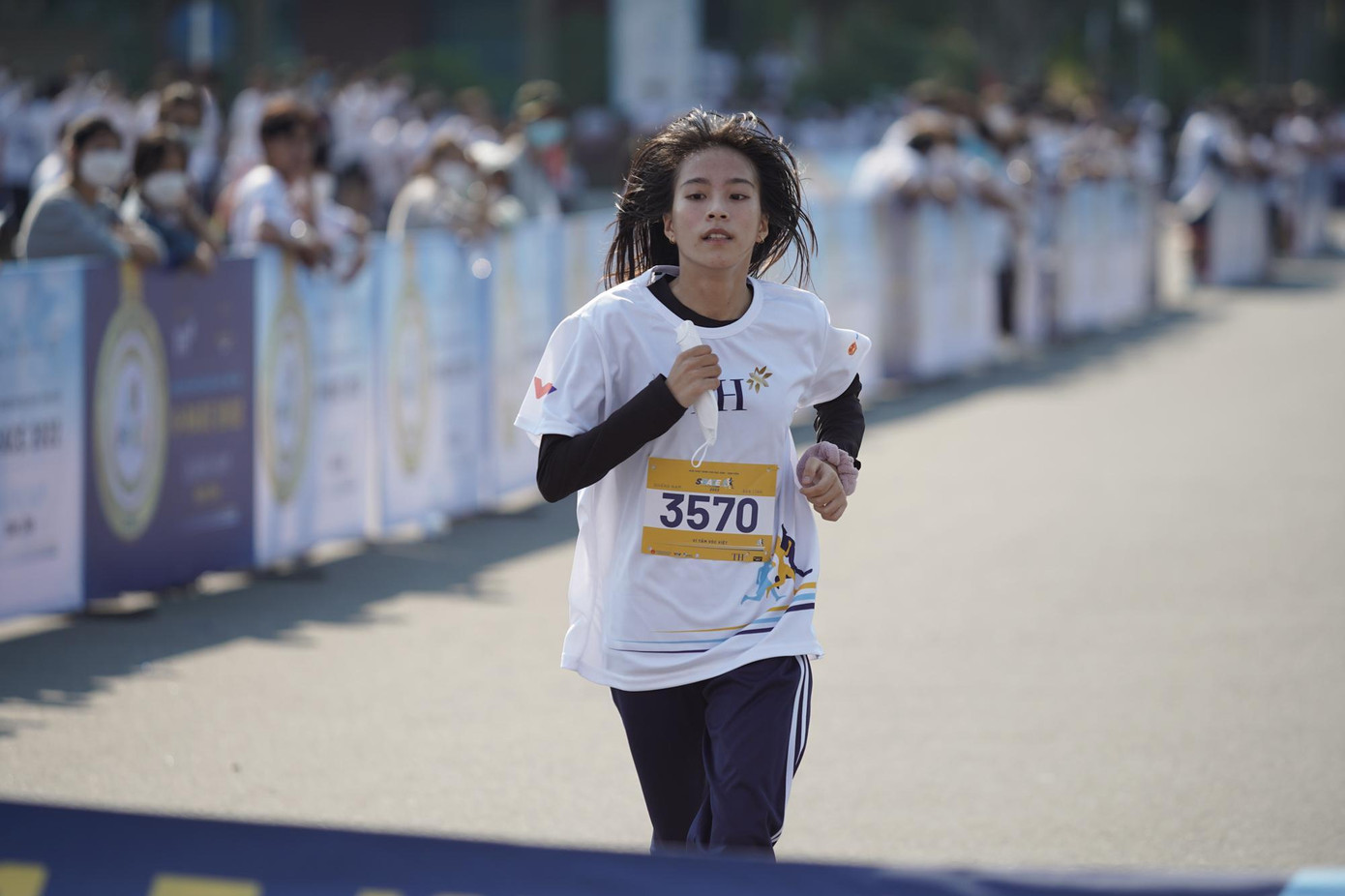 Yến Nhi chia sẻ thường xuyên chạy bộ trên bãi biển để rèn luyện sức khỏe