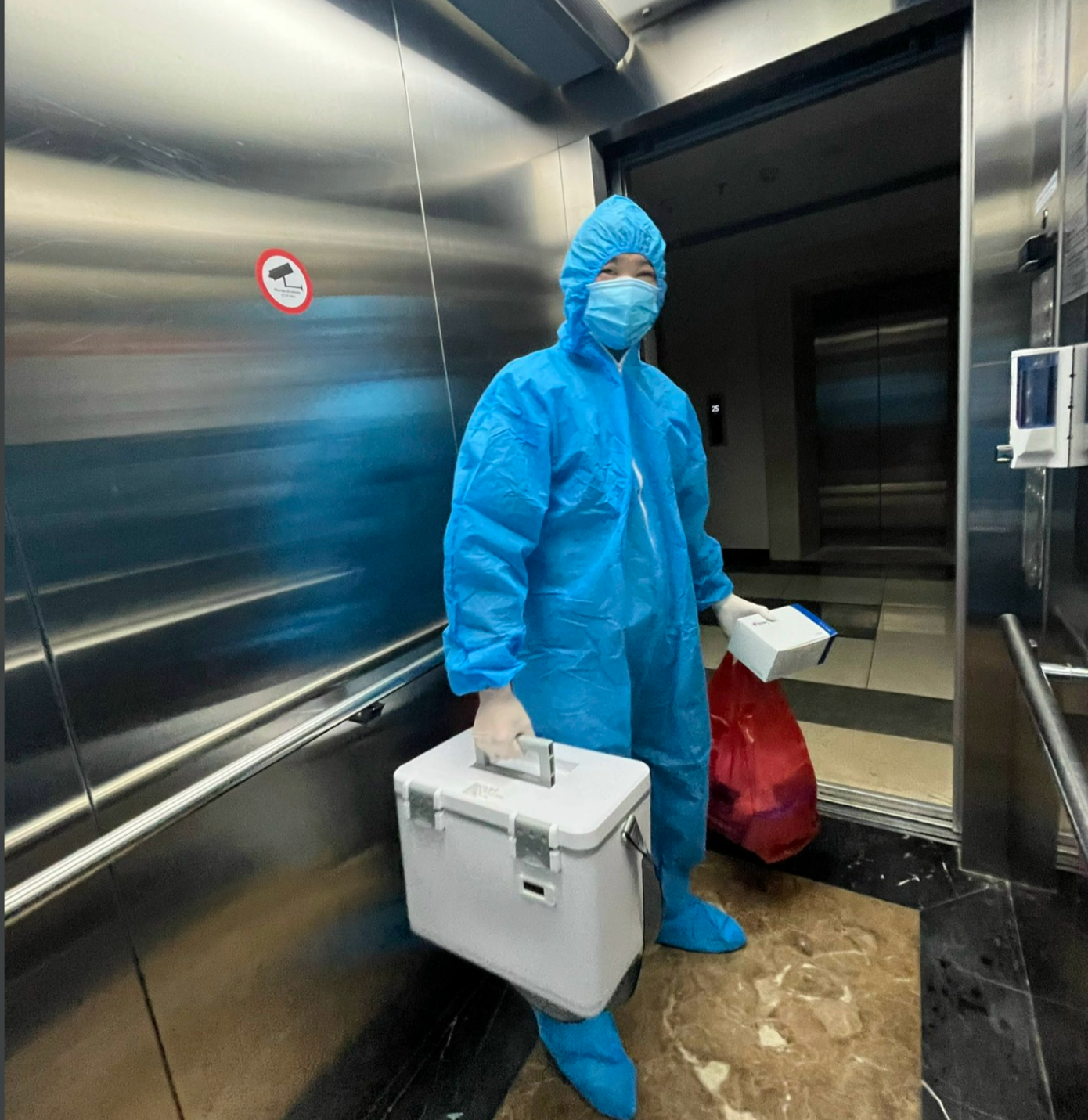 Đội ngũ nhân viên y tế của Alo Xét Nghiệm được tập huấn và trang bị kiến thức, đảm bảo quy tắc 5K phòng chống dịch.