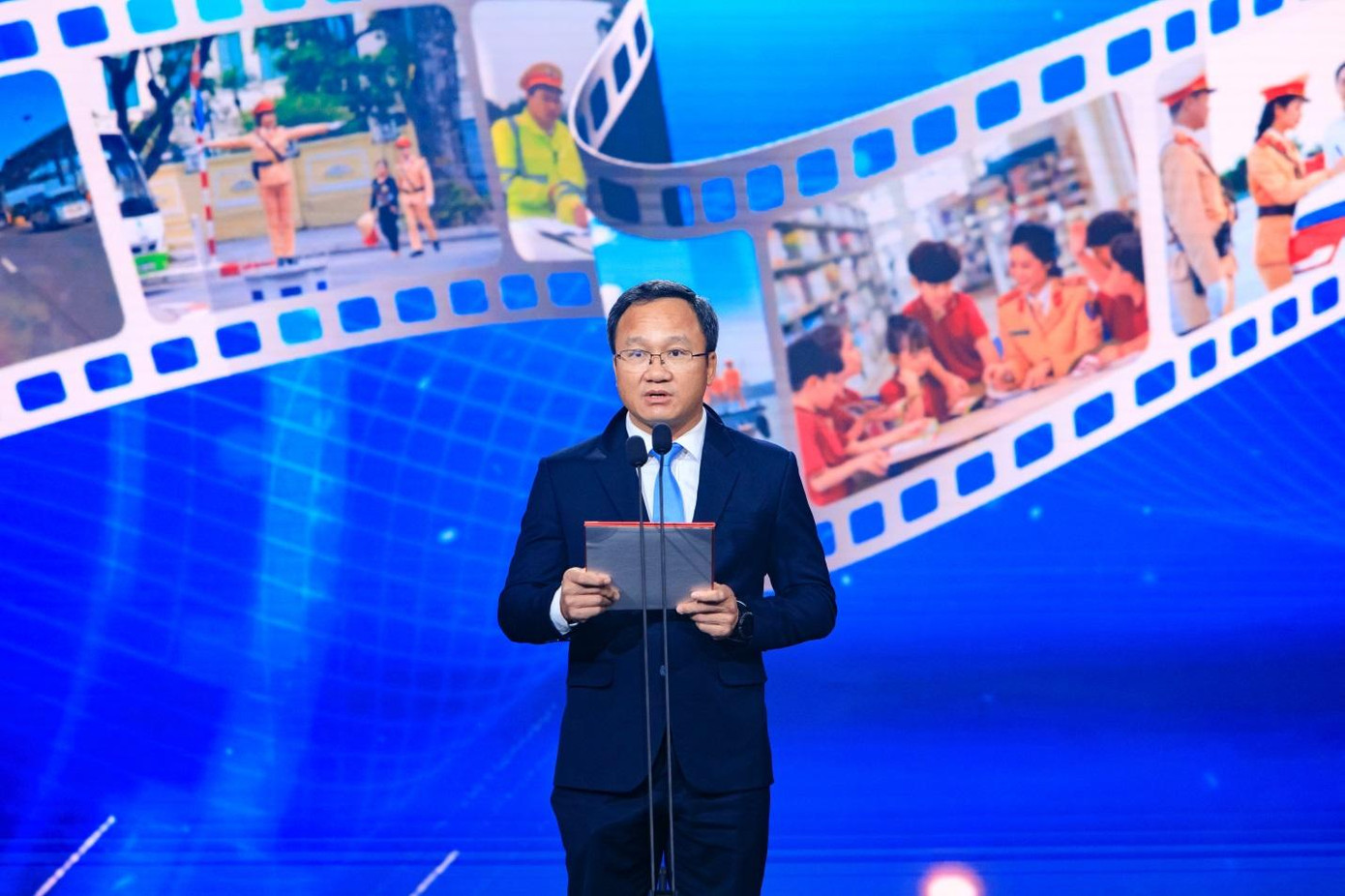 Ông Khuất Việt Hùng - Phó Chủ tịch chuyên trách Ủy ban ATGT Quốc gia phát biểu tại lễ trao giải Liên hoan phim An toàn giao thông toàn quốc năm 2021. Ảnh: Toyota Việt Nam