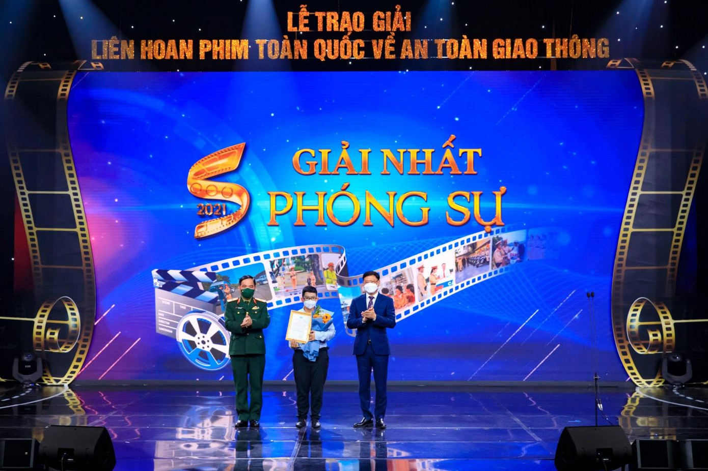 Ban tổ chức trao giải nhất phóng sự cho tác phẩm “Nhanh hay chậm” của Đài Phát thanh - Truyền hình Đồng Tháp. Ảnh: Toyota Việt Nam