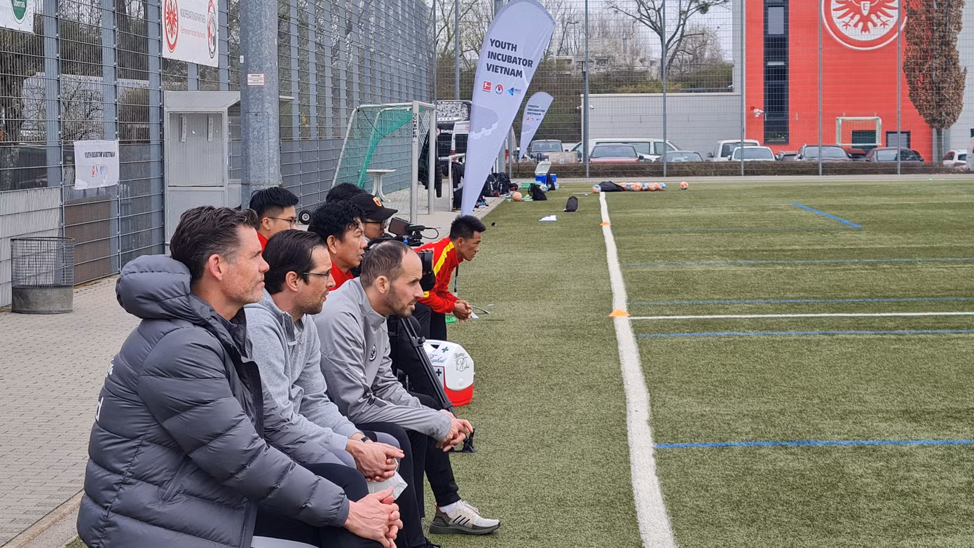 Các buổi tập của U17 Việt Nam nhận được sự quan tâm của các chuyên gia từ Eintracht Frankfurt Các buổi tập của U17 Việt Nam nhận được sự quan tâm của các chuyên gia từ Eintracht Frankfurt