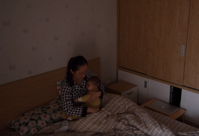 Chăm con không có chồng bên cạnh khiến chị Hường cảm thấy tủi thân, trầm cảm