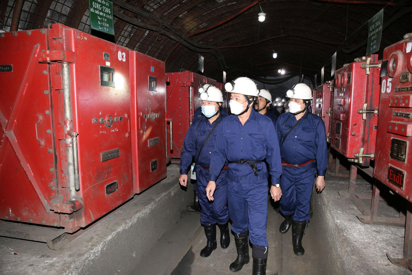 Kiểm tra hệ thống hầm bơm, trạm điện phục vụ sản xuất hầm lò tại mức -220 Kiểm tra hệ thống hầm bơm, trạm điện phục vụ sản xuất hầm lò tại mức -220