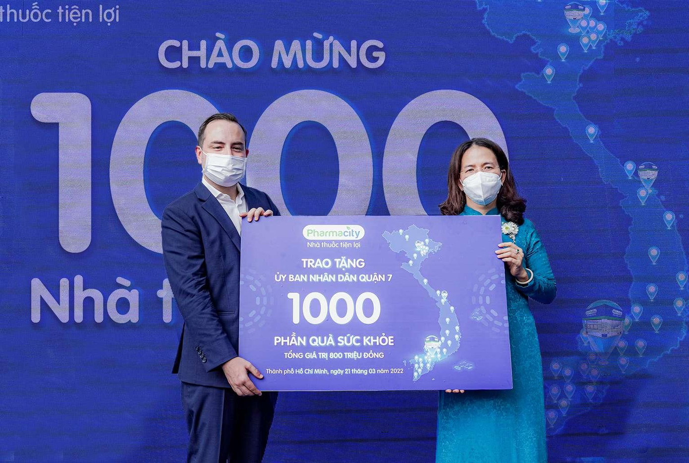Tại chương trình khai trương, Pharmacity đã dành tặng 1.000 phần quà sức khỏe trị giá 800 triệu cho UBND Quận 7, TP.HCM