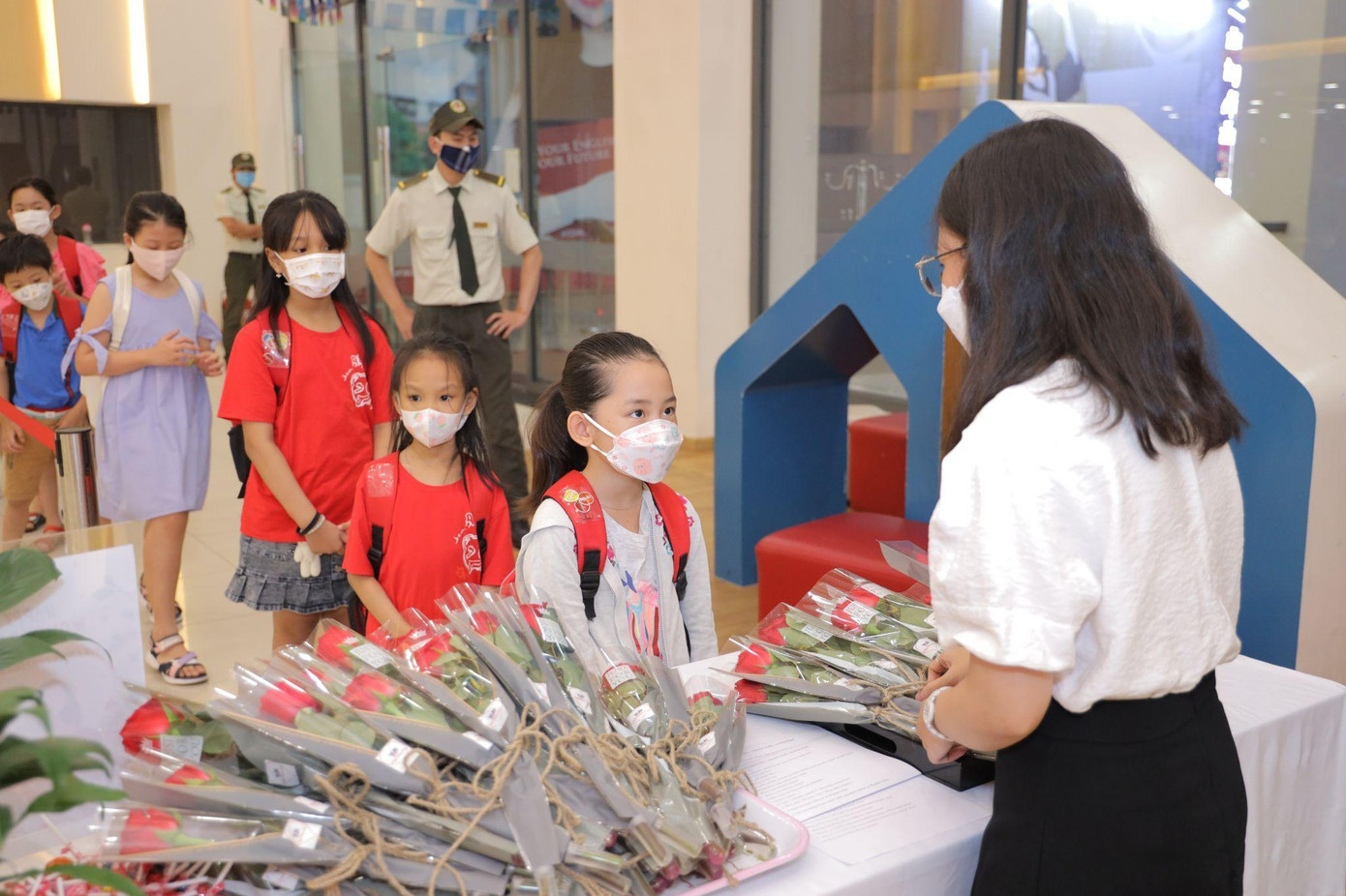 Các em học sinh tự tin trả lời câu hỏi bằng tiếng Anh…