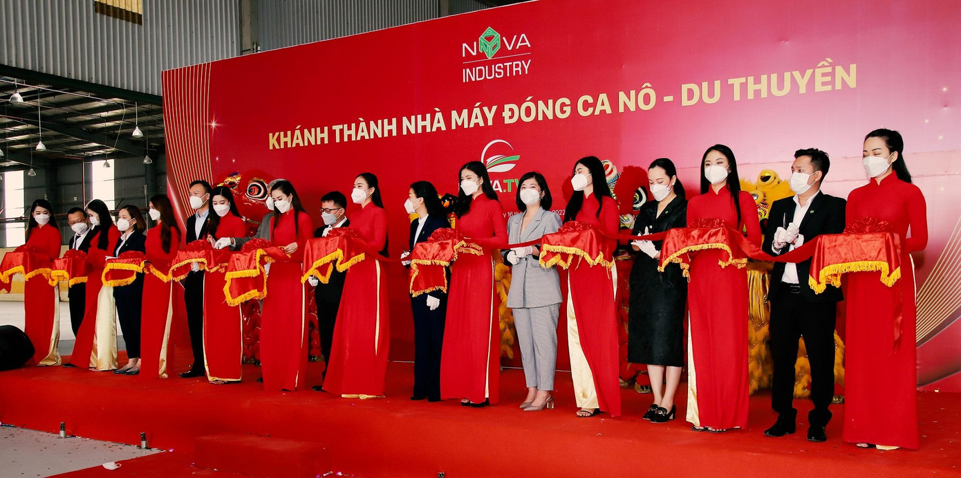 Ban lãnh đạo NovaGroup, Nova Tân Viễn Đông và các Tổng Công ty thành viên cắt băng khánh thành Nhà máy đóng cano, du thuyền