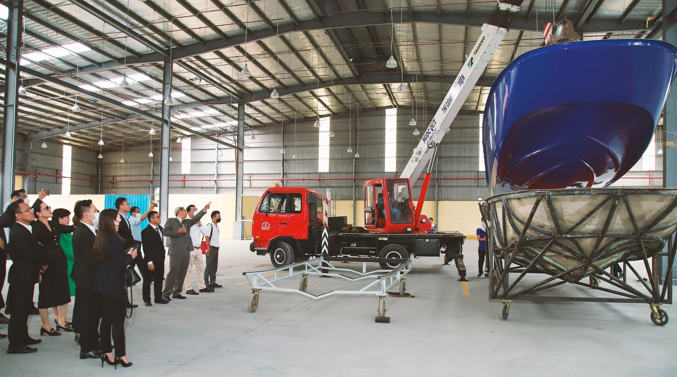 Ông Bùi Văn Công, Tổng Giám đốc Nova Tân Viễn Đông giới thiệu với các đại biểu, quan khách tham dự sự kiện về những sản phẩm của nhà máy