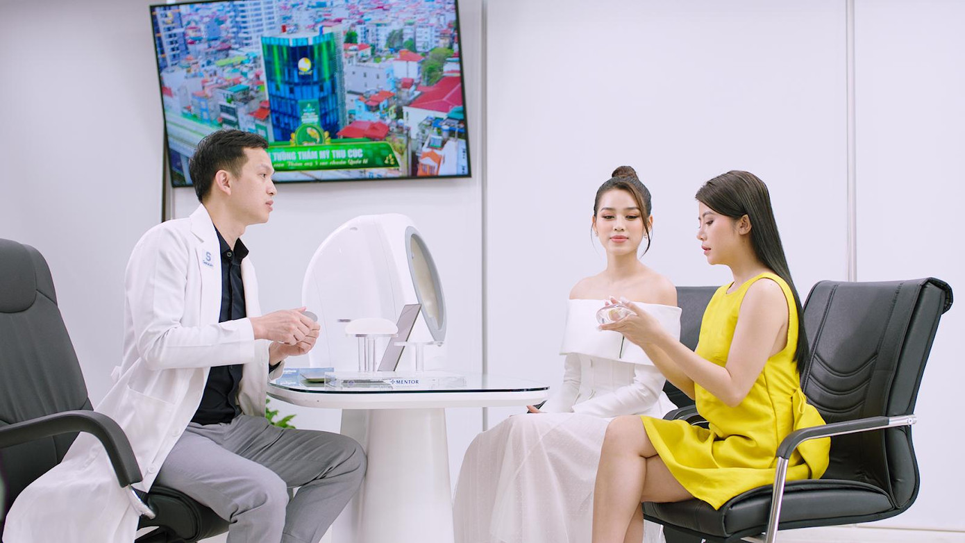 Bác sỹ tư vấn của Bệnh viện Thẩm mỹ Thu Cúc giúp Hoa hậu Đỗ Hà và người thân chọn phương pháp làm đẹp phù hợp