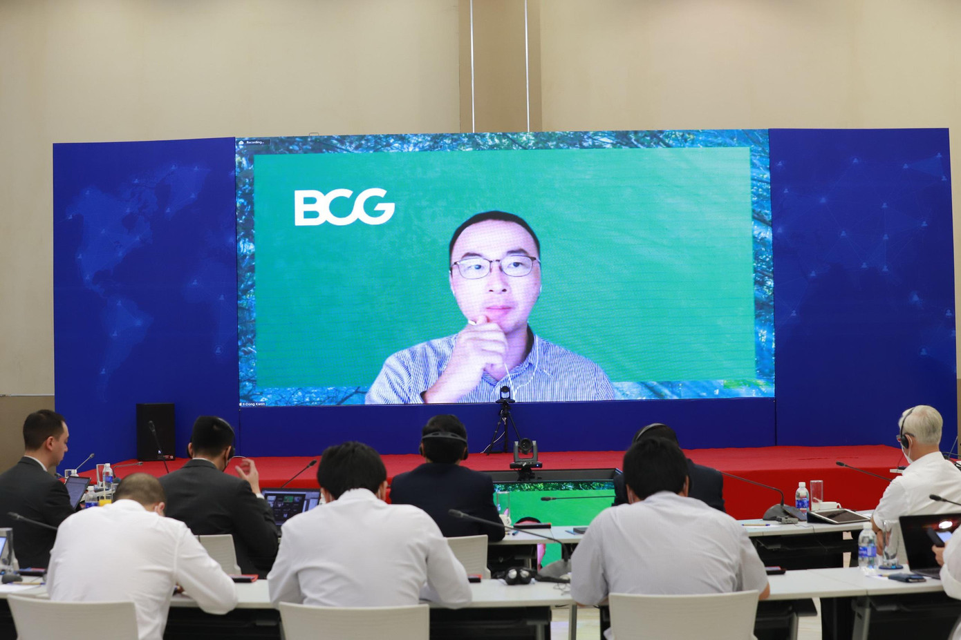 Đại diện đơn vị tư vấn BCG (Hoa Kỳ) và MCKinsey trình bày tại hội thảo