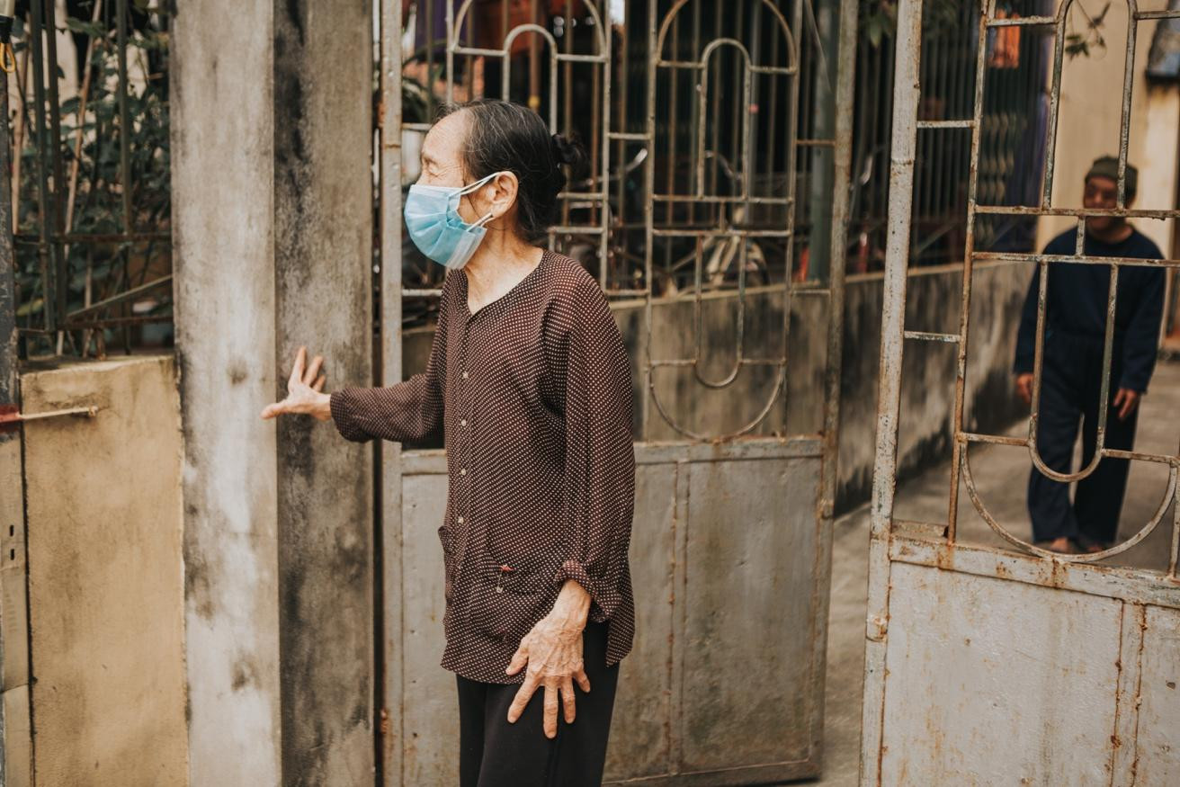 Nghe tin đoàn sắp đến nơi, mẹ Định và con trai chậm rãi tiến ra cổng. Dáng hình nhỏ bé, gầy guộc mang trên mình những lo toan, khó nhọc không thể diễn tả bằng lời