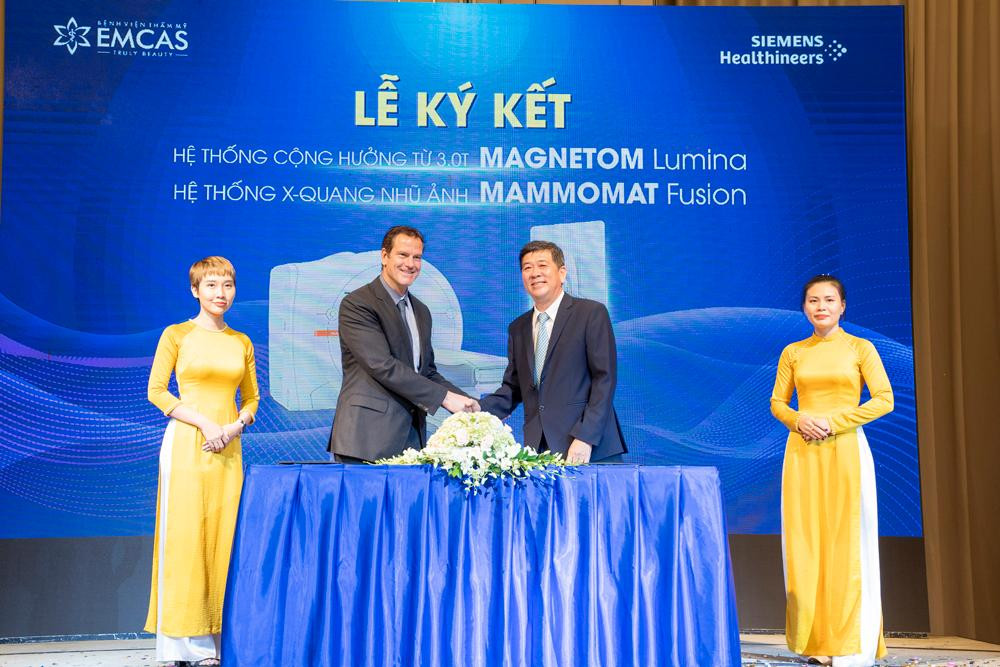 PGS.TS.BS Nguyễn Đình Tùng - đại diện Bệnh viện thẩm mỹ EMCAS và ông Philipp Breschan - Giám đốc điều hành công ty Siemens Healthcare tiến hành ký kết thỏa thuận cung cấp trang thiết bị, chuyển giao công nghệ PGS.TS.BS Nguyễn Đình Tùng - đại diện Bệnh viện thẩm mỹ EMCAS và ông Philipp Breschan - Giám đốc điều hành công ty Siemens Healthcare tiến hành ký kết thỏa thuận cung cấp trang thiết bị, chuyển giao công nghệ