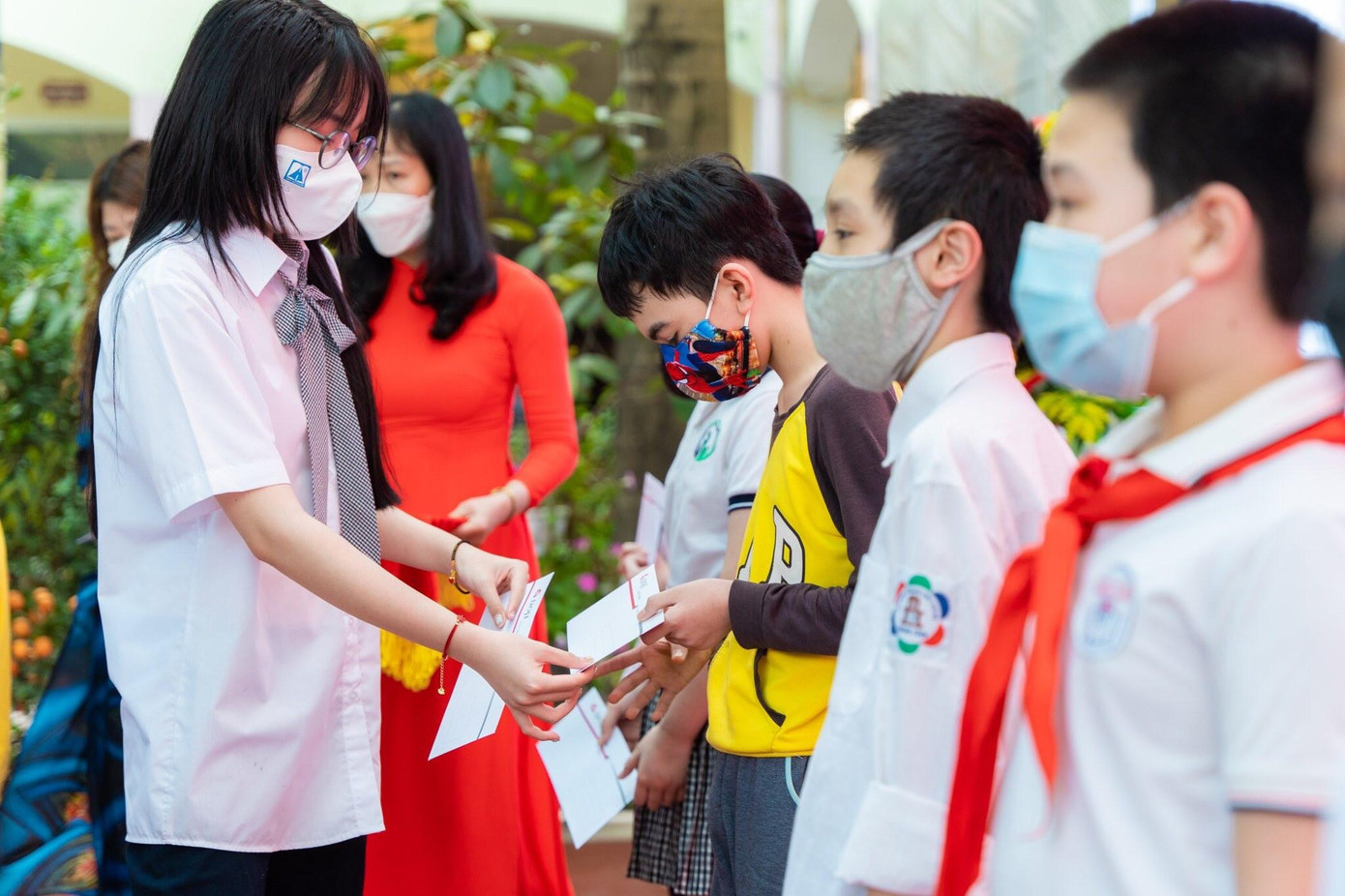 Cháu Đặng Vũ Ngọc Mai, lớp 11 Sử - trường THPT Chuyên Hà Nội - Amsterdam trao quà cho các hộ dân bị ảnh hưởng bởi dịch Covid-19 quận Ba Đình.