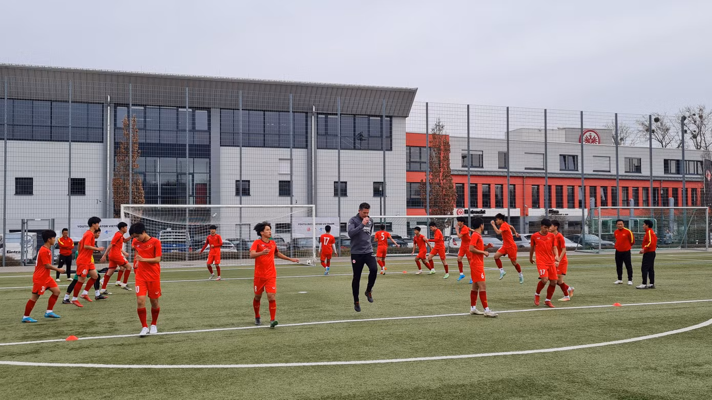 Các cầu thủ U17 hào hứng với những giáo án của HLV Nicolai Adam Các cầu thủ U17 hào hứng với những giáo án của HLV Nicolai Adam