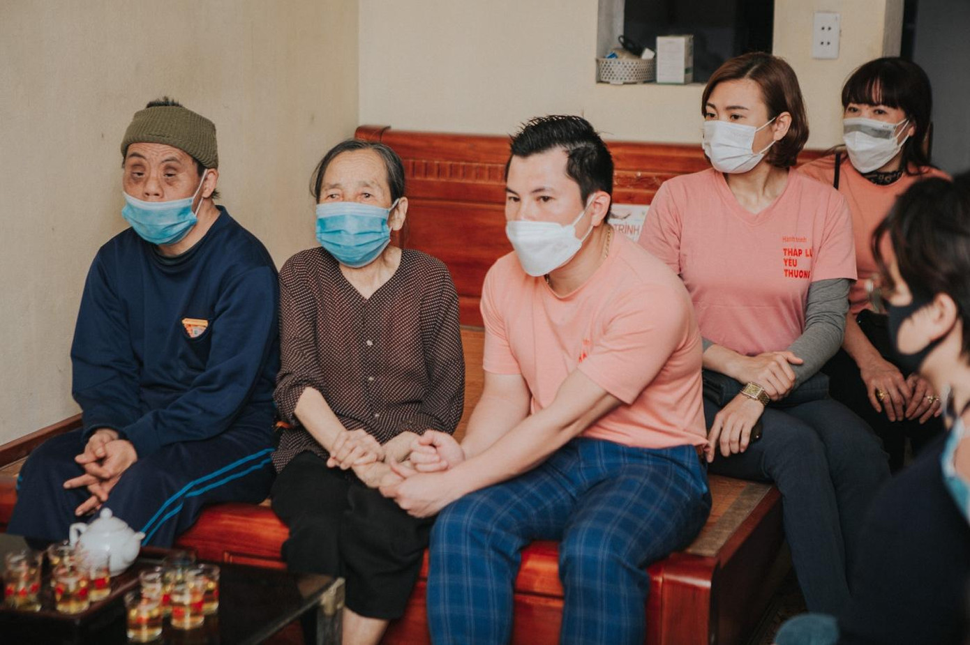 Khi đoàn chúng tôi tham gia khảo sát và hỏi mẹ Định có mong muốn gì thêm cho ngôi nhà, mẹ chỉ rưng rưng với tâm nguyện chỉ cần cho con trai chiếc giường tử tế là đủ, mẹ không cần gì hơn…