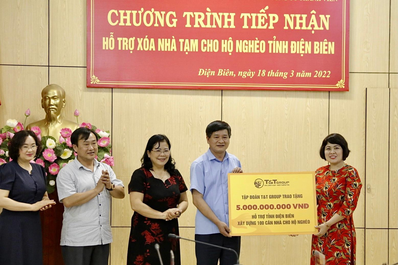 Đại diện Tập đoàn T&amp;T Group trao ủng hộ 5 tỷ đồng cho tỉnh Điện Biên
