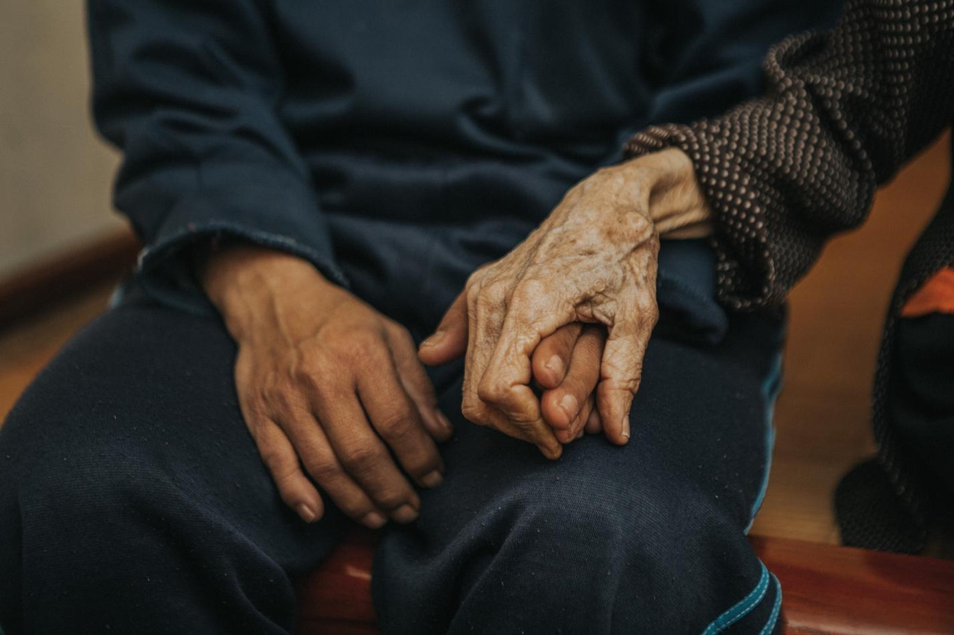 60 năm trôi qua, tấm lưng của mẹ Định ngày càng còng xuống, khuôn mặt hiện rõ sự sương gió, nắng mưa chỉ có con trai mẹ mãi chưa chịu lớn. Mọi sinh hoạt từ việc nhỏ nhất của chú đều một tay mẹ lo, khi chú chạy quanh con ngõ dạo chơi, mẹ cũng phải đi theo sợ lạc mất. Đôi khi niềm vui nhỏ bé của con còn lớn lao hơn những gì mẹ cần trong cuộc đời này