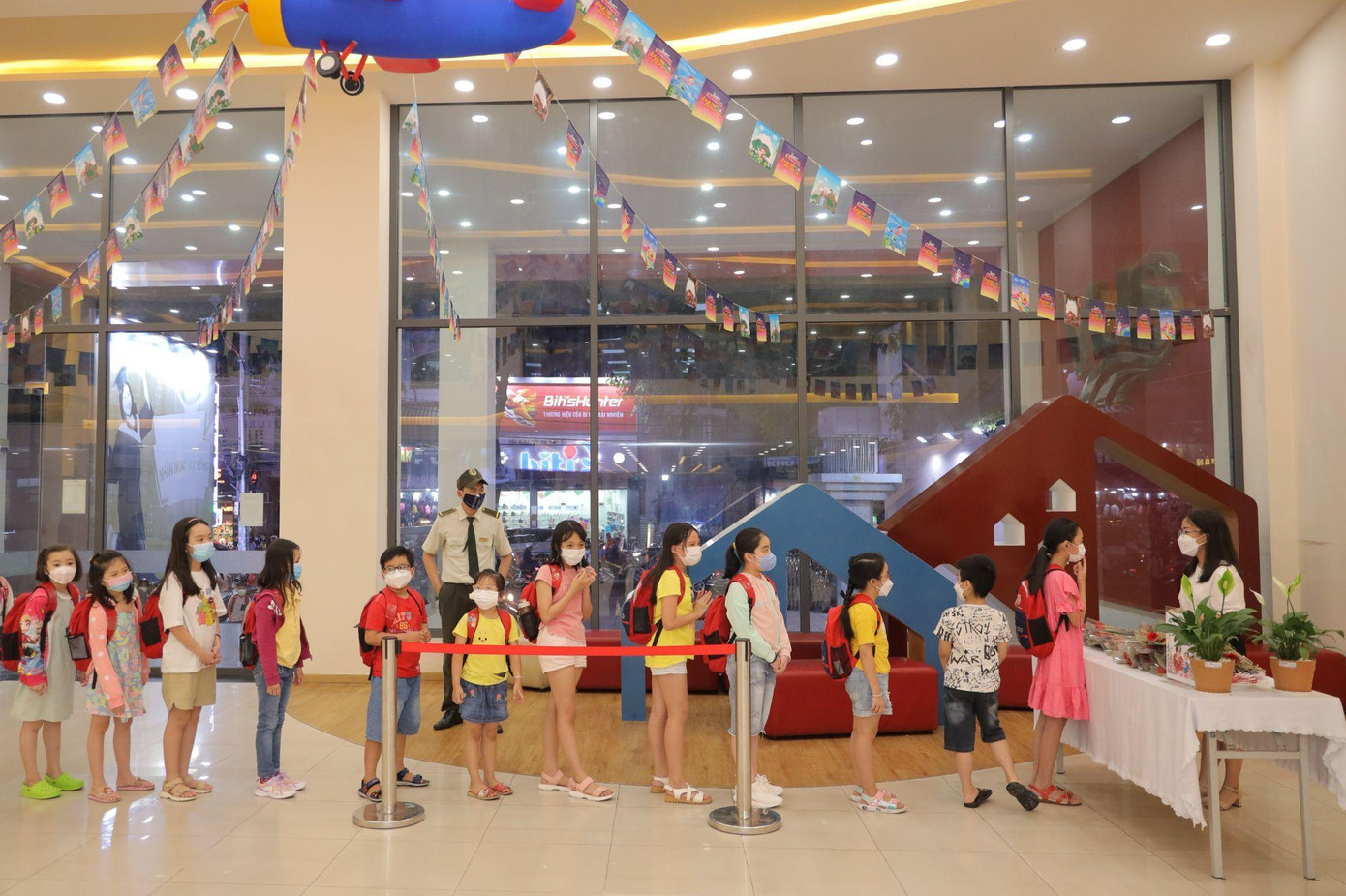 Niềm vui bất ngờ cho toàn bộ học viên và phụ huynh VUS nhân ngày Quốc tế Phụ nữ 8/3