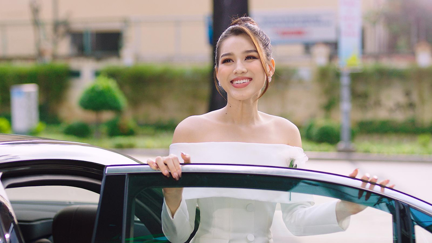 Nàng hậu tỏ ra rất hào hứng khi vừa bước chân đến bệnh viện thẩm mỹ Thu Cúc TPHCM 218 Điện Biên Phủ, Quận 3