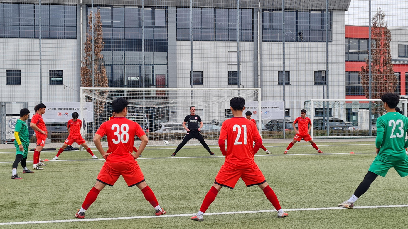 Dự án “Vườn ươm tài năng bóng đá trẻ Việt Nam tại Đức" do VFF, Bundesliga và Next Media phối hợp triển khai là cơ hội để các tài năng Việt Nam học hỏi và thể hiện bản thân. Dự án “Vườn ươm tài năng bóng đá trẻ Việt Nam tại Đức" do VFF, Bundesliga và Next Media phối hợp triển khai là cơ hội để các tài năng Việt Nam học hỏi và thể hiện bản thân.