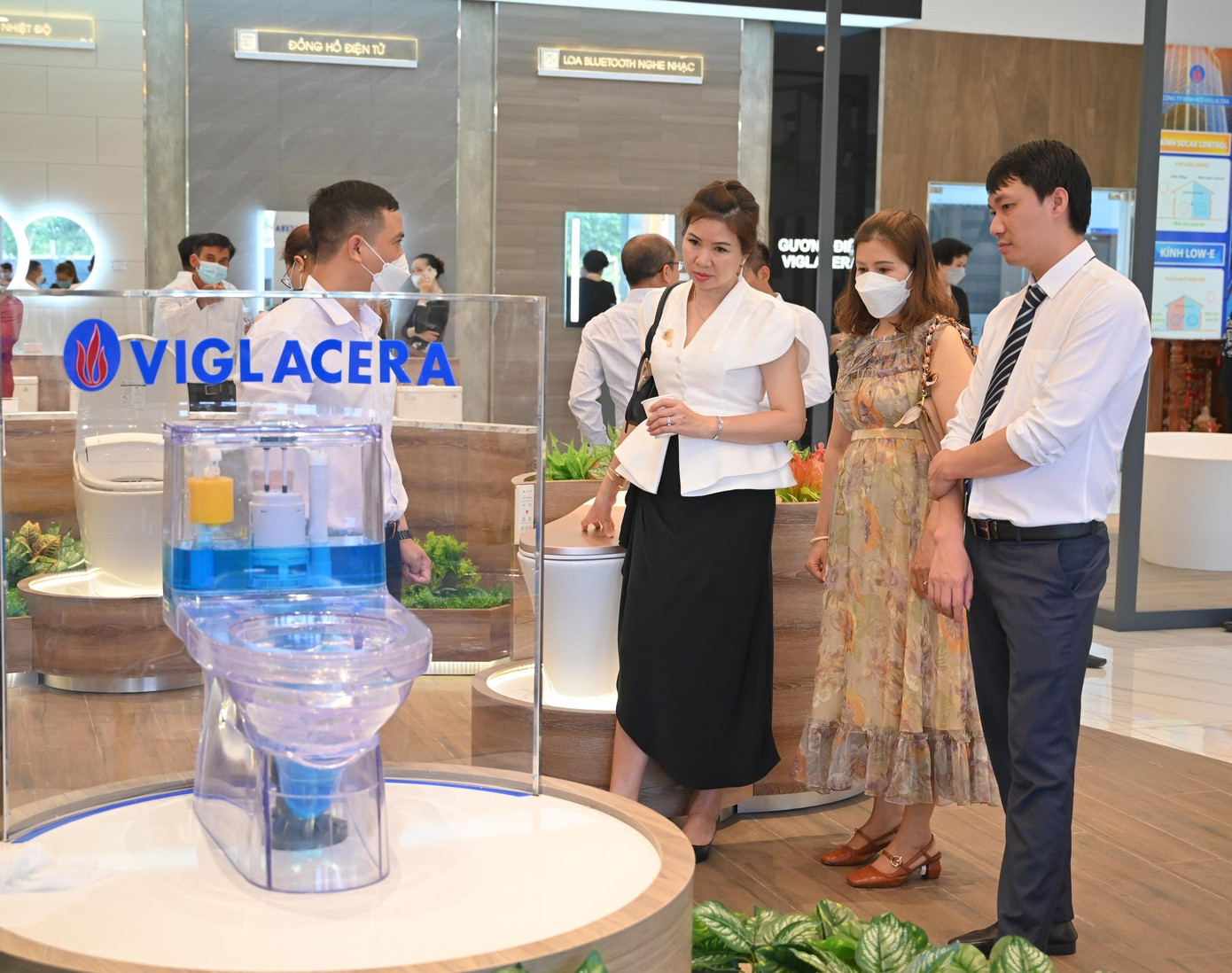 Khách hàng tham quan sản phẩm