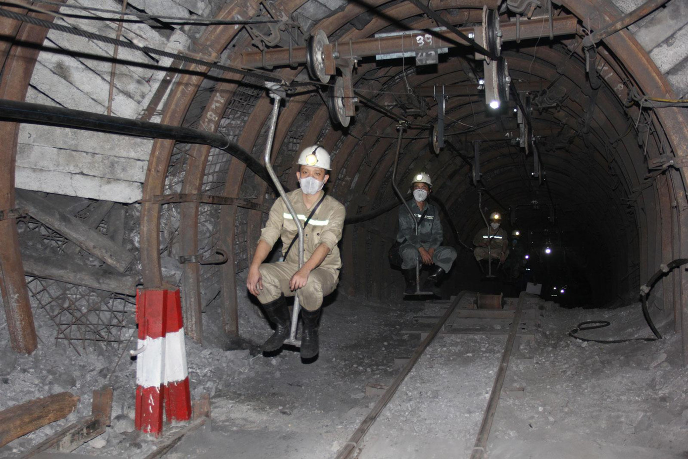 Than Khe Chàm đầu tư lắp đặt nhiều hệ thống tời vận chuyển người trong hầm lò, cải thiện điều kiện đi lại cho công nhân Than Khe Chàm đầu tư lắp đặt nhiều hệ thống tời vận chuyển người trong hầm lò, cải thiện điều kiện đi lại cho công nhân