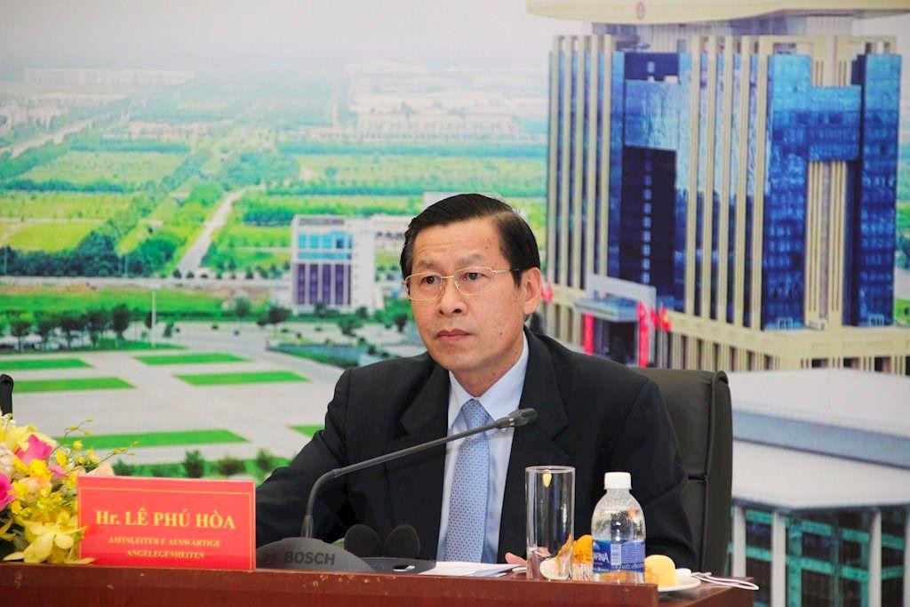 Ông Lê Phú Hòa - Giám đốc Sở Ngoại vụ Tỉnh Bình Dương phát biểu tại hội nghị