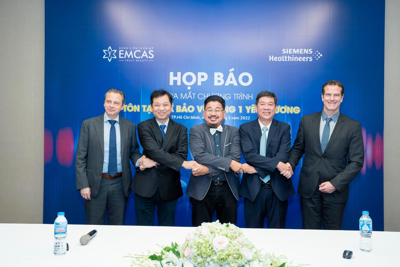 Từ trái sang phải: Ông Marko Walde (Trưởng đại diện Phòng Công nghiệp và Thương mại Đức tại Việt Nam), Bác sĩ Phạm Xuân Khiêm (Giám đốc Bệnh viện EMCAS), PGS.TS.BS Lê Hành (Chủ tịch Hội Tạo Hình & Thẩm Mỹ Việt Nam), PGS.TS.BS Nguyễn Đình Tùng (Chủ tịch Hội Ung thư vú Huế, Giám đốc chuyên môn Bệnh viện EMCAS), Ông Philipp Breschan (Giám đốc điều hành công ty Siemens Healthcare) Từ trái sang phải: Ông Marko Walde (Trưởng đại diện Phòng Công nghiệp và Thương mại Đức tại Việt Nam), Bác sĩ Phạm Xuân Khiêm (Giám đốc Bệnh viện EMCAS), PGS.TS.BS Lê Hành (Chủ tịch Hội Tạo Hình & Thẩm Mỹ Việt Nam), PGS.TS.BS Nguyễn Đình Tùng (Chủ tịch Hội Ung thư vú Huế, Giám đốc chuyên môn Bệnh viện EMCAS), Ông Philipp Breschan (Giám đốc điều hành công ty Siemens Healthcare)