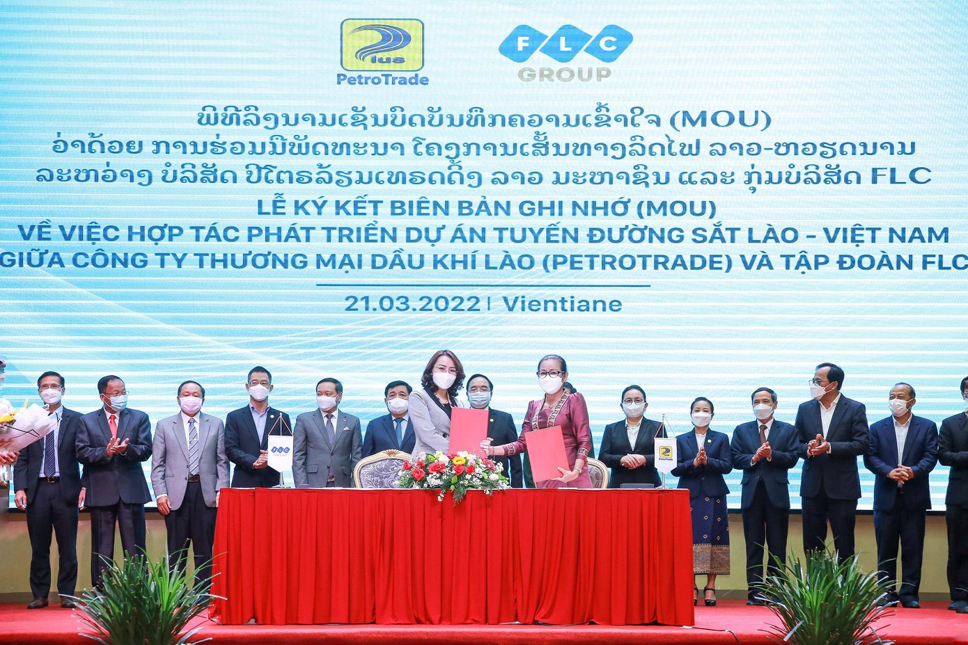 Bà Hương Trần Kiều Dung – Phó CT Thường trực Tập đoàn FLC và bà Manola Praseuth – Phó Chủ tịch Petro Trade Lào ký Biên bản ghi nhớ hợp tác phát triển Dự án tuyến đường sắt Viêng Chăn – Vũng Áng.