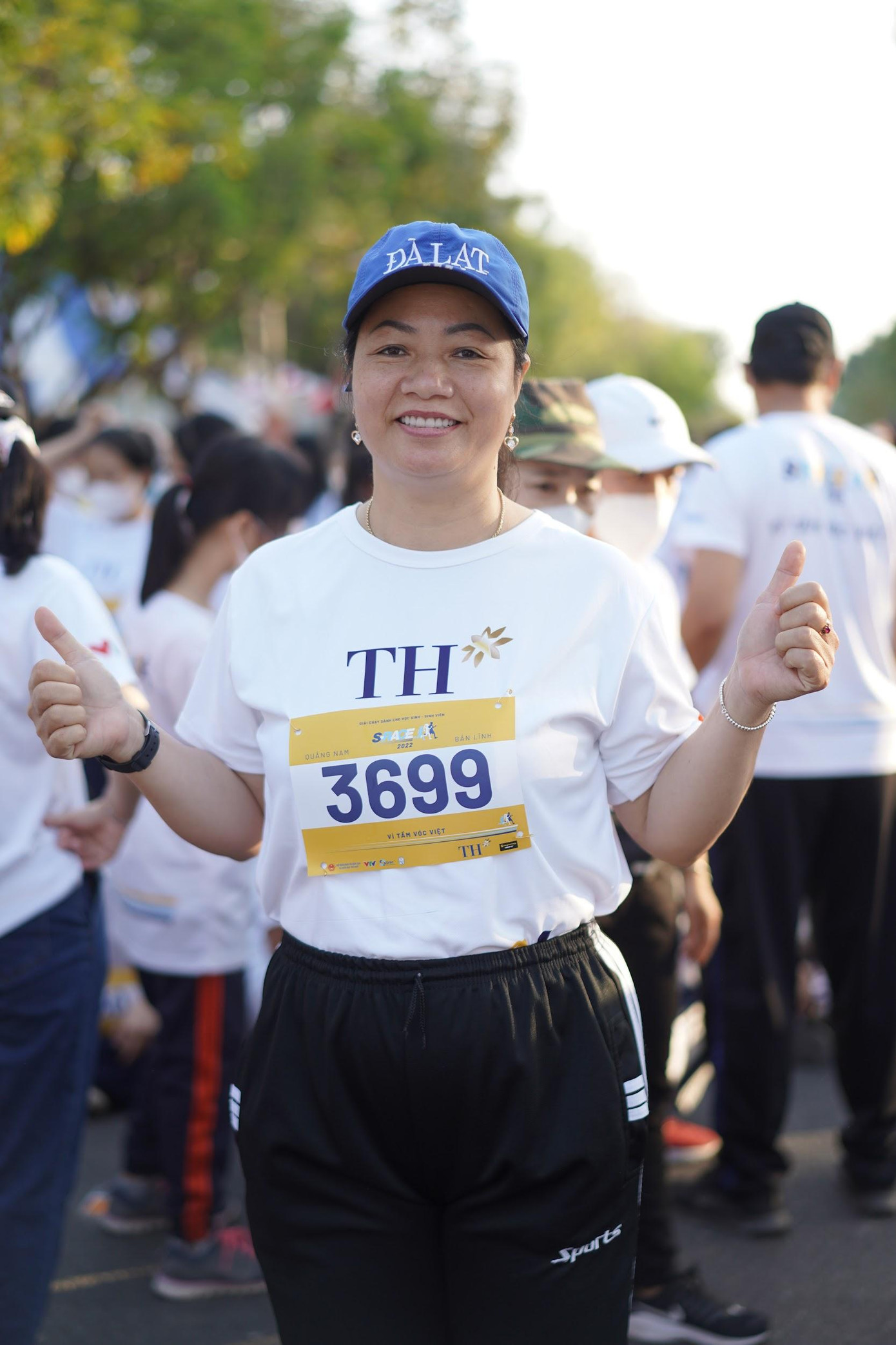 Cô Trần Thị Lan Hương cùng 200 thầy cô giáo đã tham gia chạy để cổ vũ học sinh - sinh viên tham gia giải chạy, rèn luyện sức khỏe